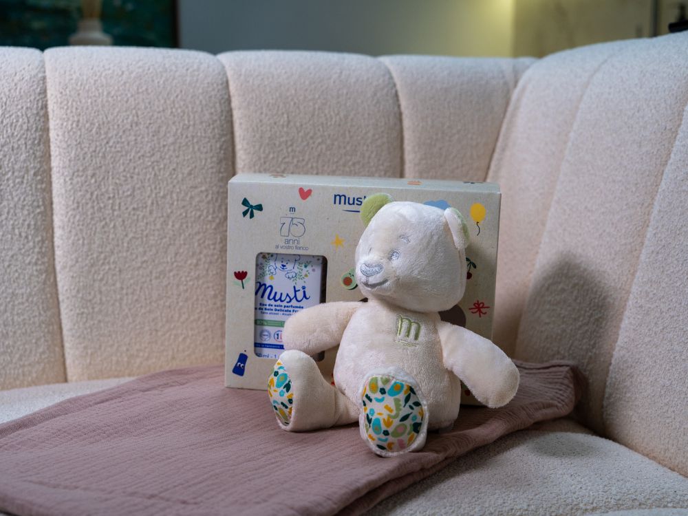 mustela-cofanetto-must-2025-con-acqua-profumata-e-peluche image 2