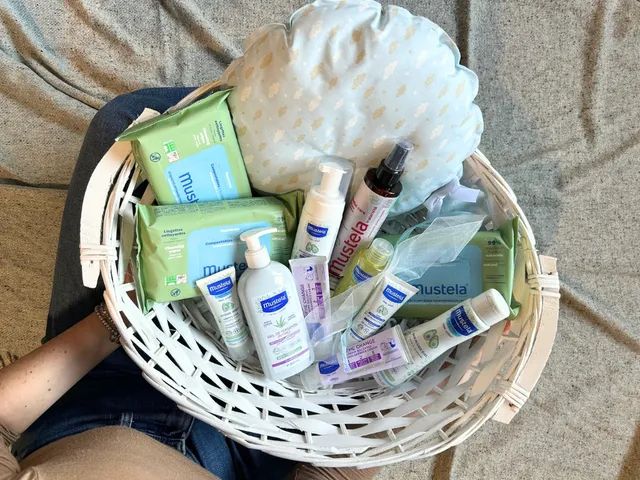 mustela-cesto-nascita-azzurro-con-fiocco-in-omaggio-set-routine-completa image 1