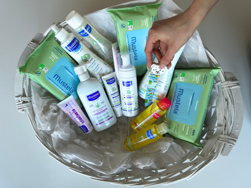 mustela-cesto-gli-essenziali-con-portaciuccio-azzurro-kit-nascita image 1