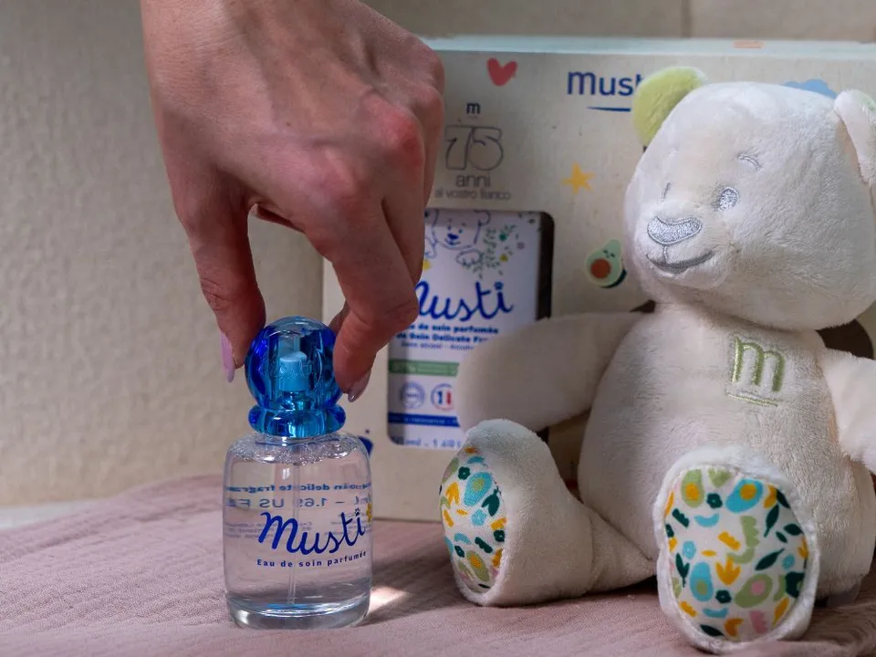 mustela-cofanetto-must-2025-con-acqua-profumata-e-peluche image 1