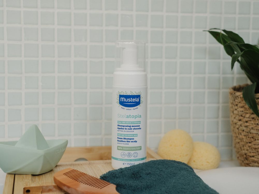 mustela-stelatopia-shampoo-mousse-cuoio-capelluto-atopico-neonato image 3