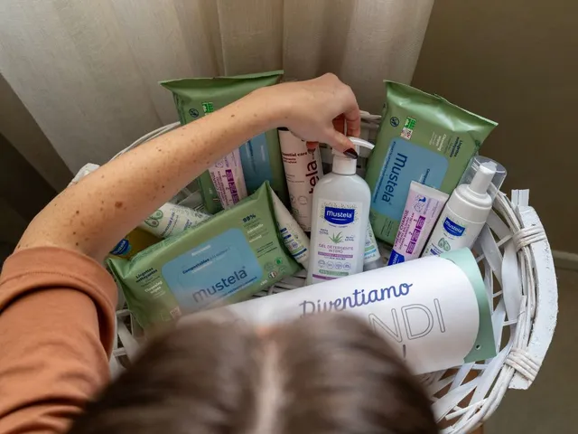 mustela-cesto-rosa-cesta-regalo-nascita-bimba image 1